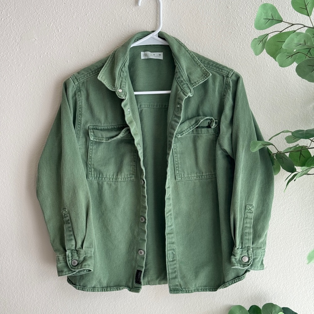 Zara boys denim overshirt 
Color: faded green
Size: 10